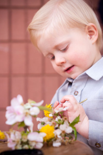 mhp4015 the little boy with flowers